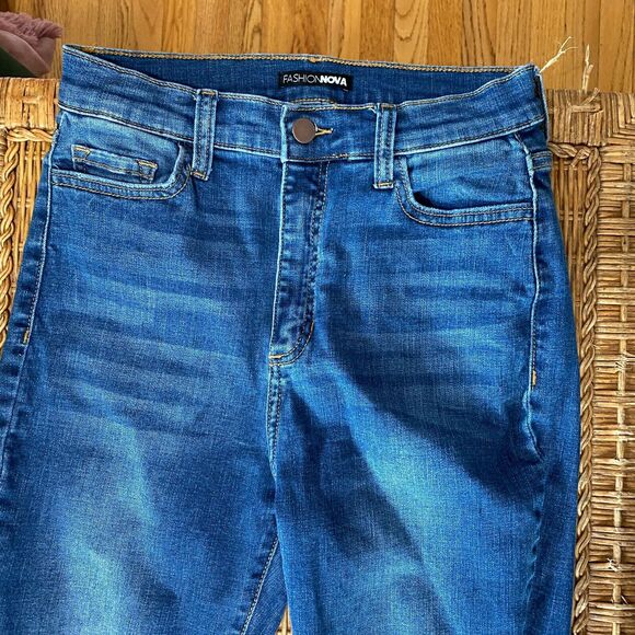 Fashion Nova Smiley High-Rise Distress Knees Jean Medium Blue Wash Raw Hem 7 - Picture 5 of 7